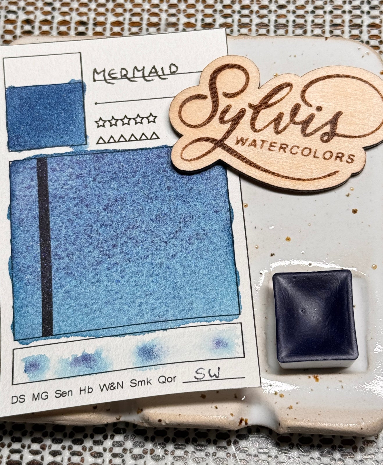 Kleine Farbkarte Mermaid, teilgefülltes halbes Näpfchen, Holzlogo Sylvis Watercolors auf Steingutpalette