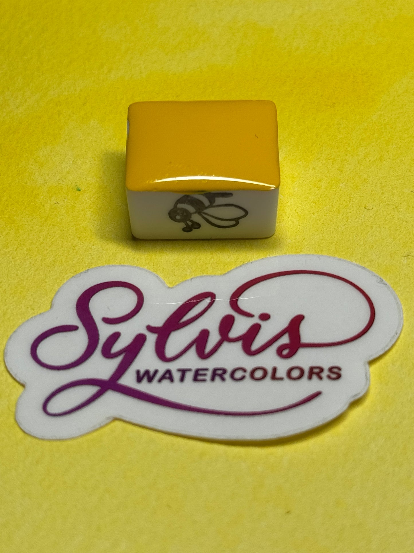 Handgemachte Aquarellfarbe Hansa Yellow im halben Näpfchen – Künstlerqualität aus dem Hochsauerland