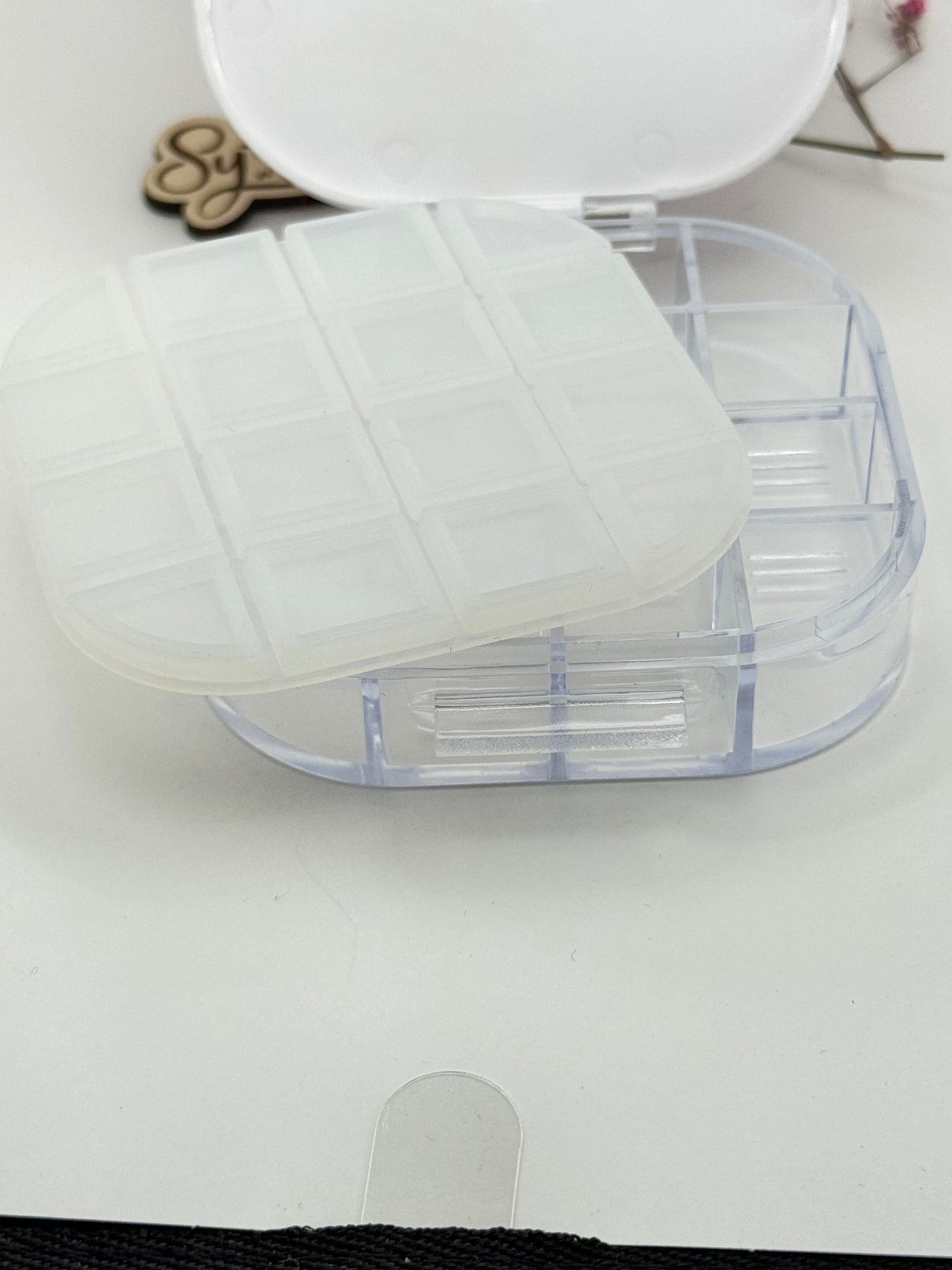 Dose mit Logo als Wetpalette / Reisepalettenbox mit Fächern für 16 Farben