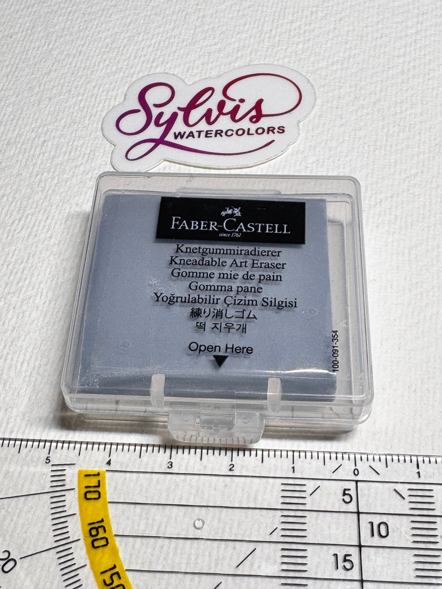 Faber-Castell Knetgummiradierer in Plastikbox, Farbe grau, Draufsicht mit Geodreieck als Bezugsgröße