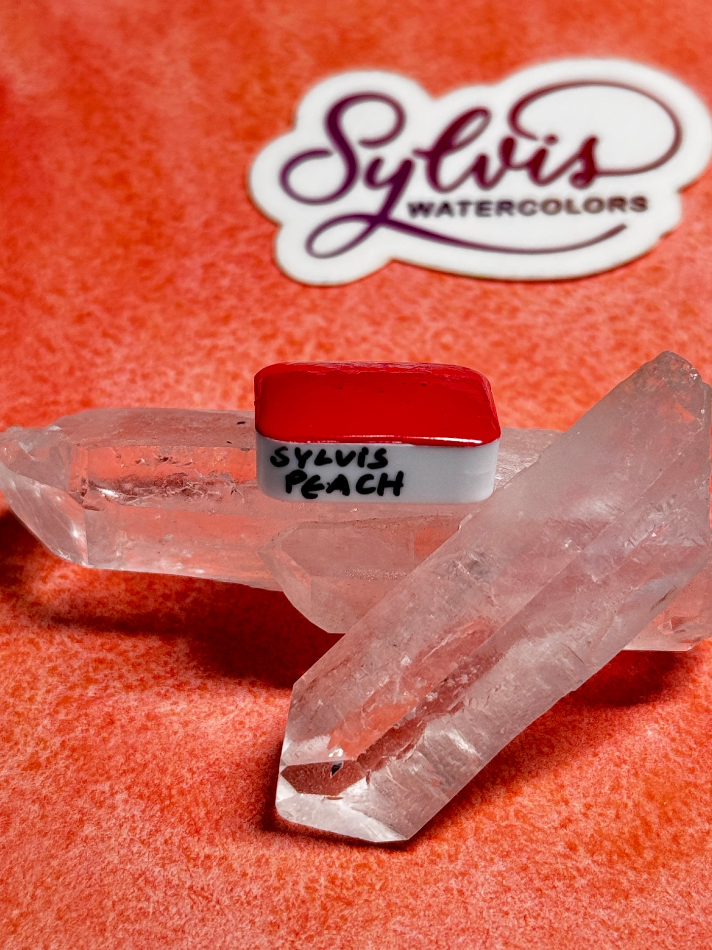 Viertel Näpfchen Sylvi's Peach auf Bergkristall trappiert im Hintergrund Sylvis Watercolors Logosticker