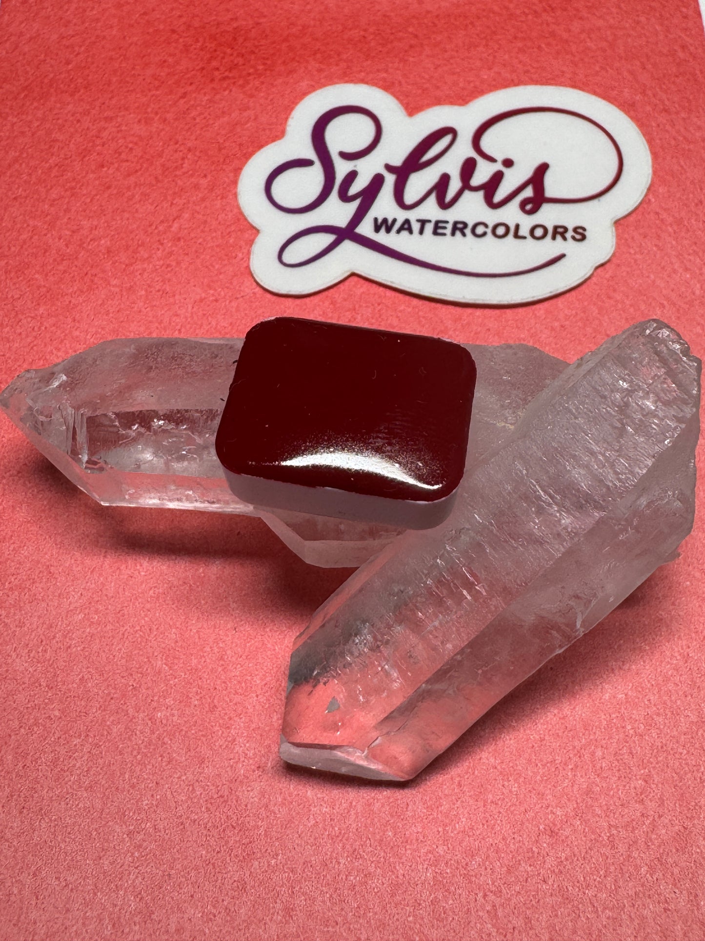 Viertel Näpfchen Quinacrione Scarlet auf Bergkristall dekoriert mit SylvisWatercolor Logo im Hintergrund