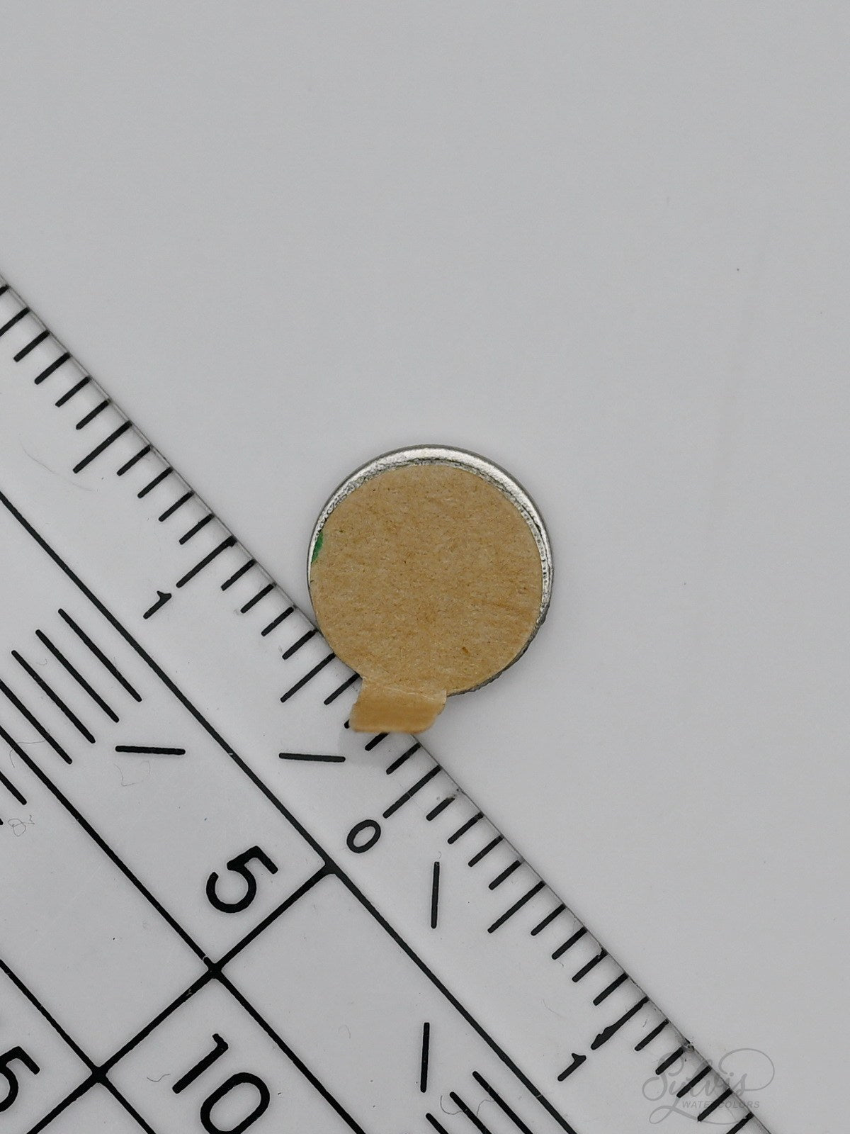 Einzelmagnet mit Geodreieck zum Größenvergleich