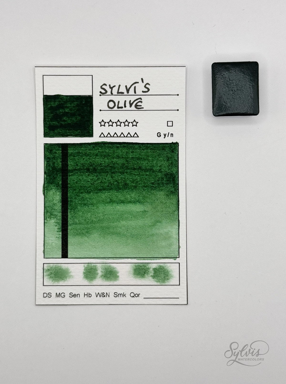 kleine Farbkarte Sylvi's Olive mit halbem Näpfchen – handgemachte Aquarellfarbe auf Aquarellpapier, höchste Lichtechtheit