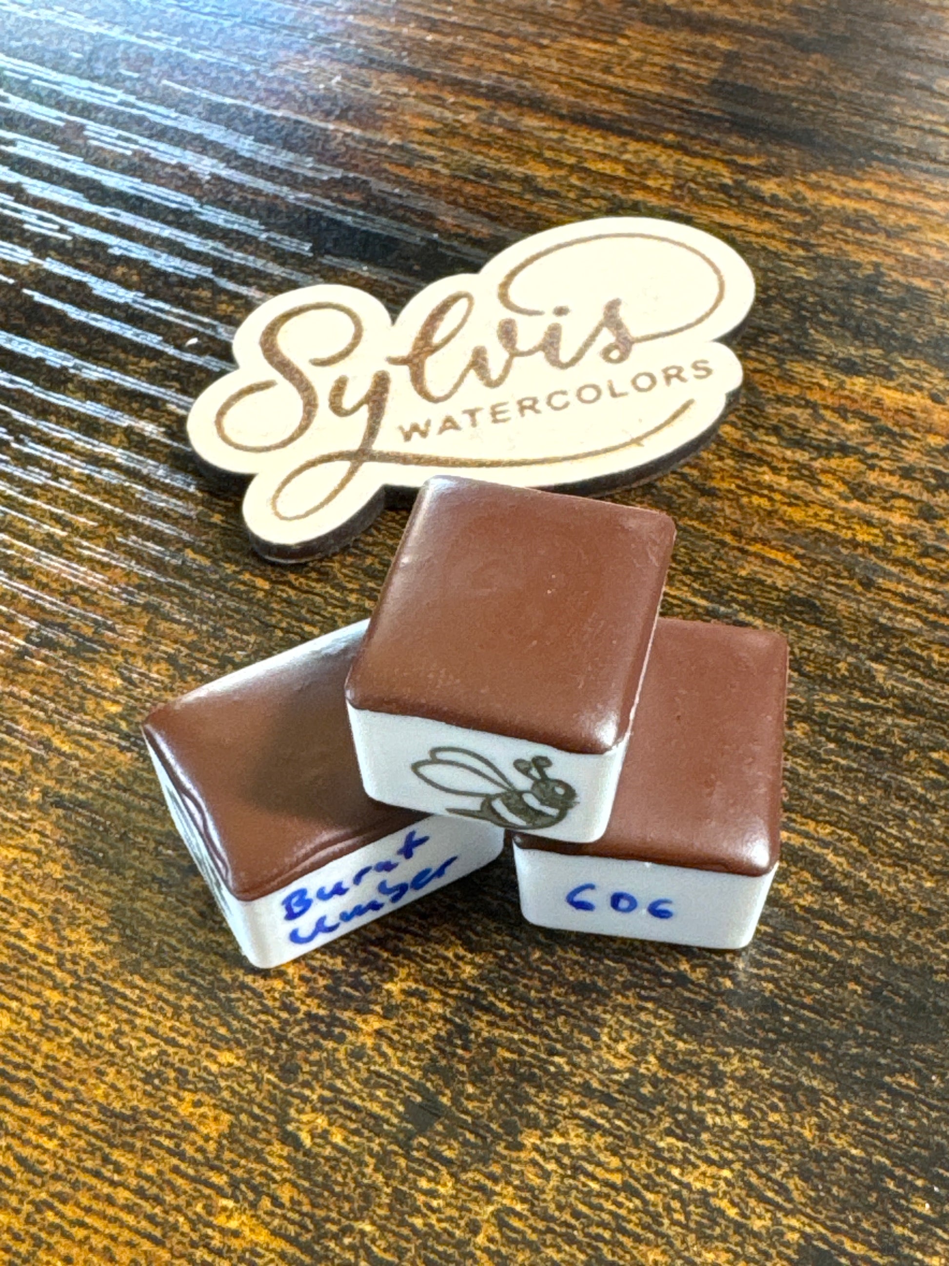 Halbe Näpfchen Burnt Umber mit Holzlogo