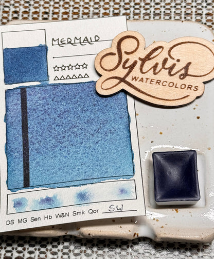 Kleine Farbkarte Mermaid, teilgefülltes halbes Näpfchen, Holzlogo Sylvis Watercolors auf Steingutpalette