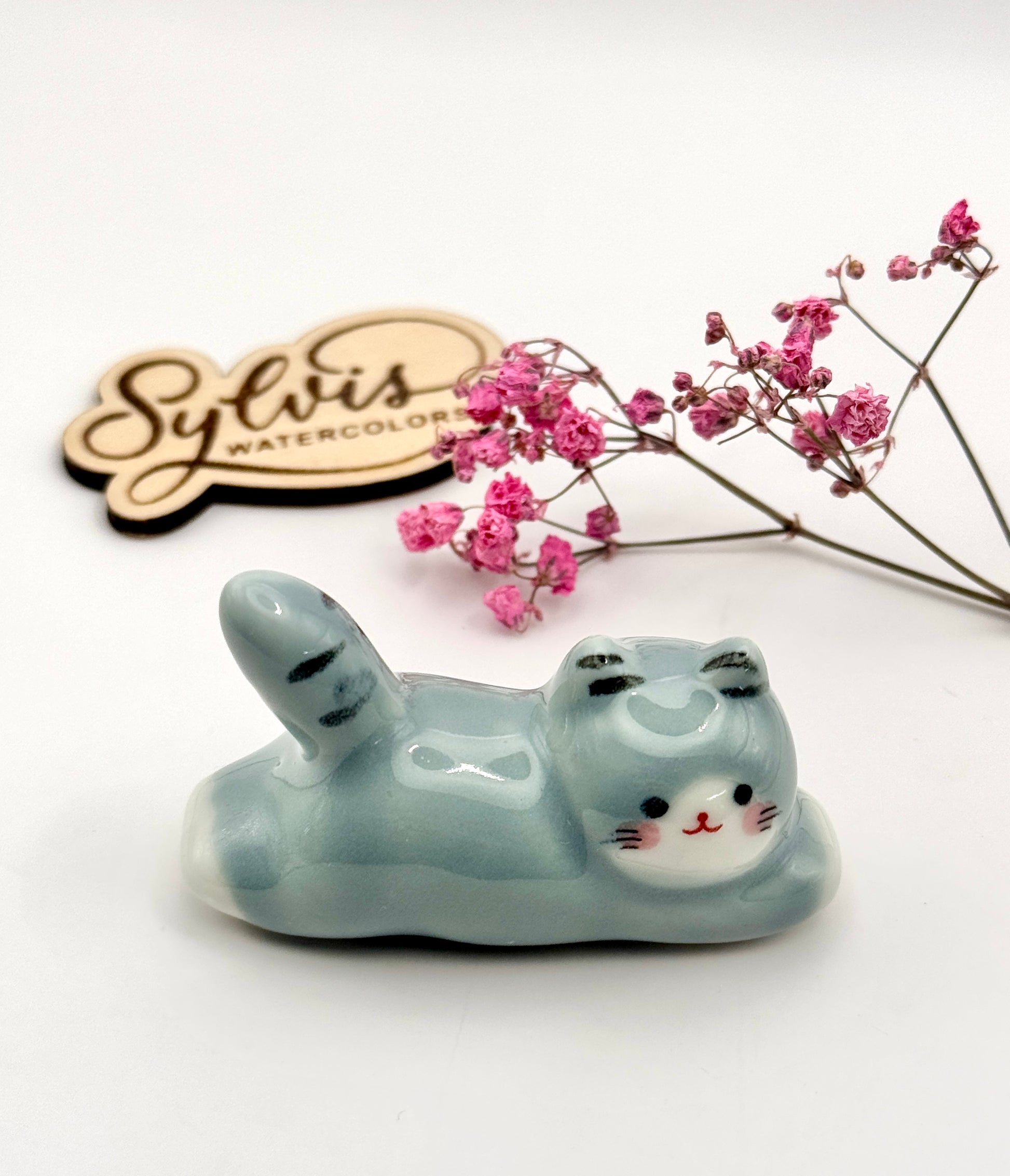 Pinselablage niedliche graue Katze Kawai Seitenansicht mit Holzlogo Sylvis Watercolors als Deko