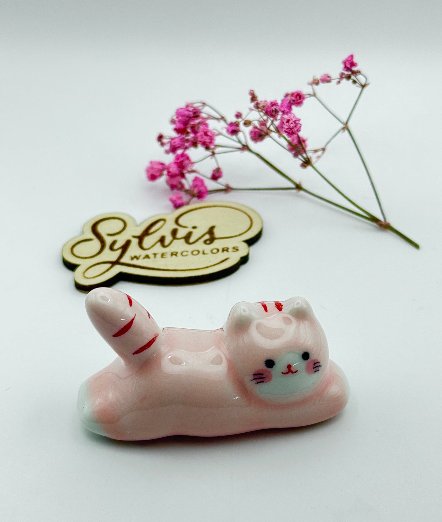 Pinselablage Pink Cat rosa Katze Kawaii niedlich Seitenansicht mit Holzlogo Sylvis Watercolors als Deko
