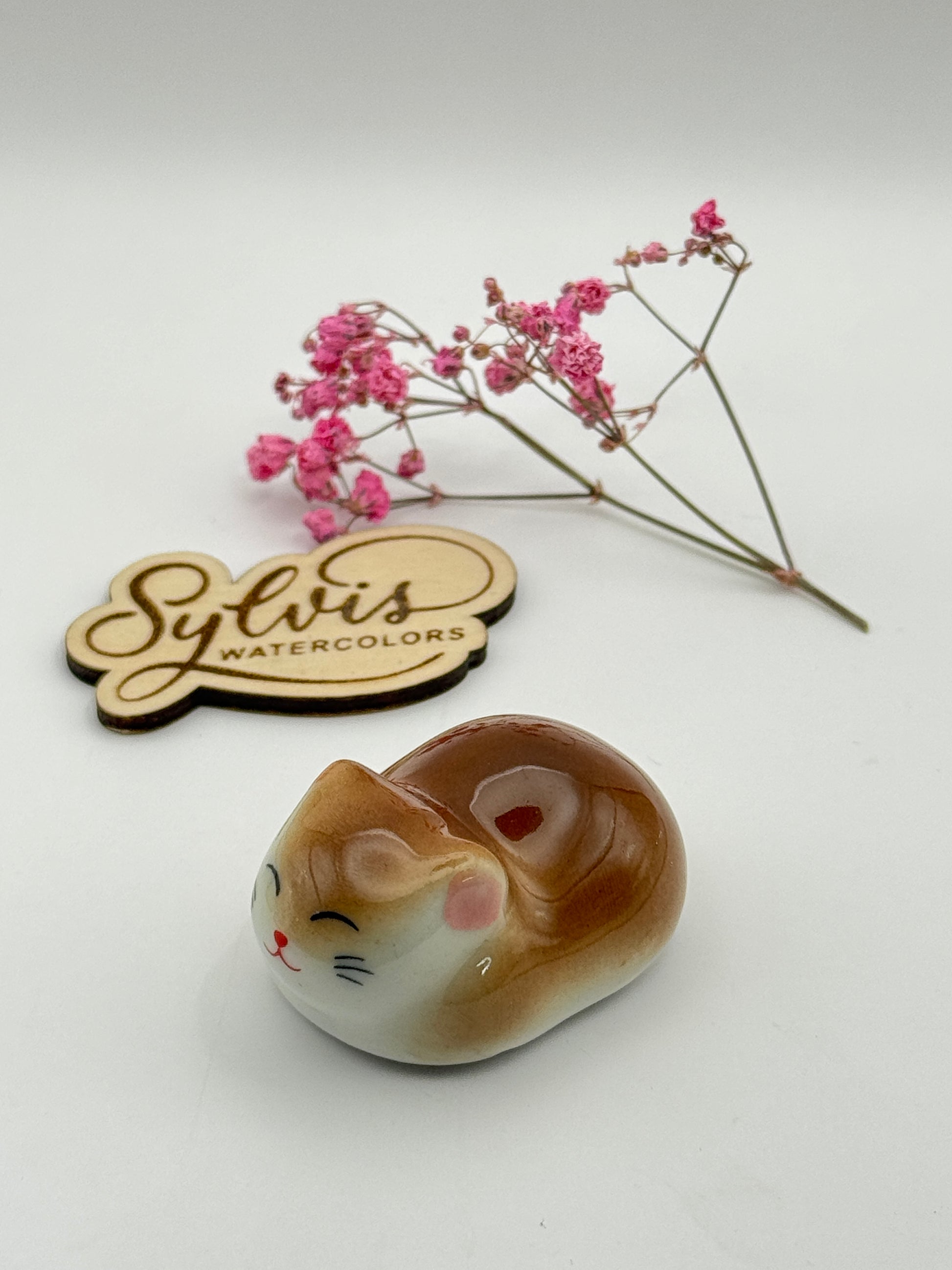 Pinselablage niedliche braune Katze Kawaii in Seitenansicht schräg mit Holzlogo Sylvis Watercolors als Deko