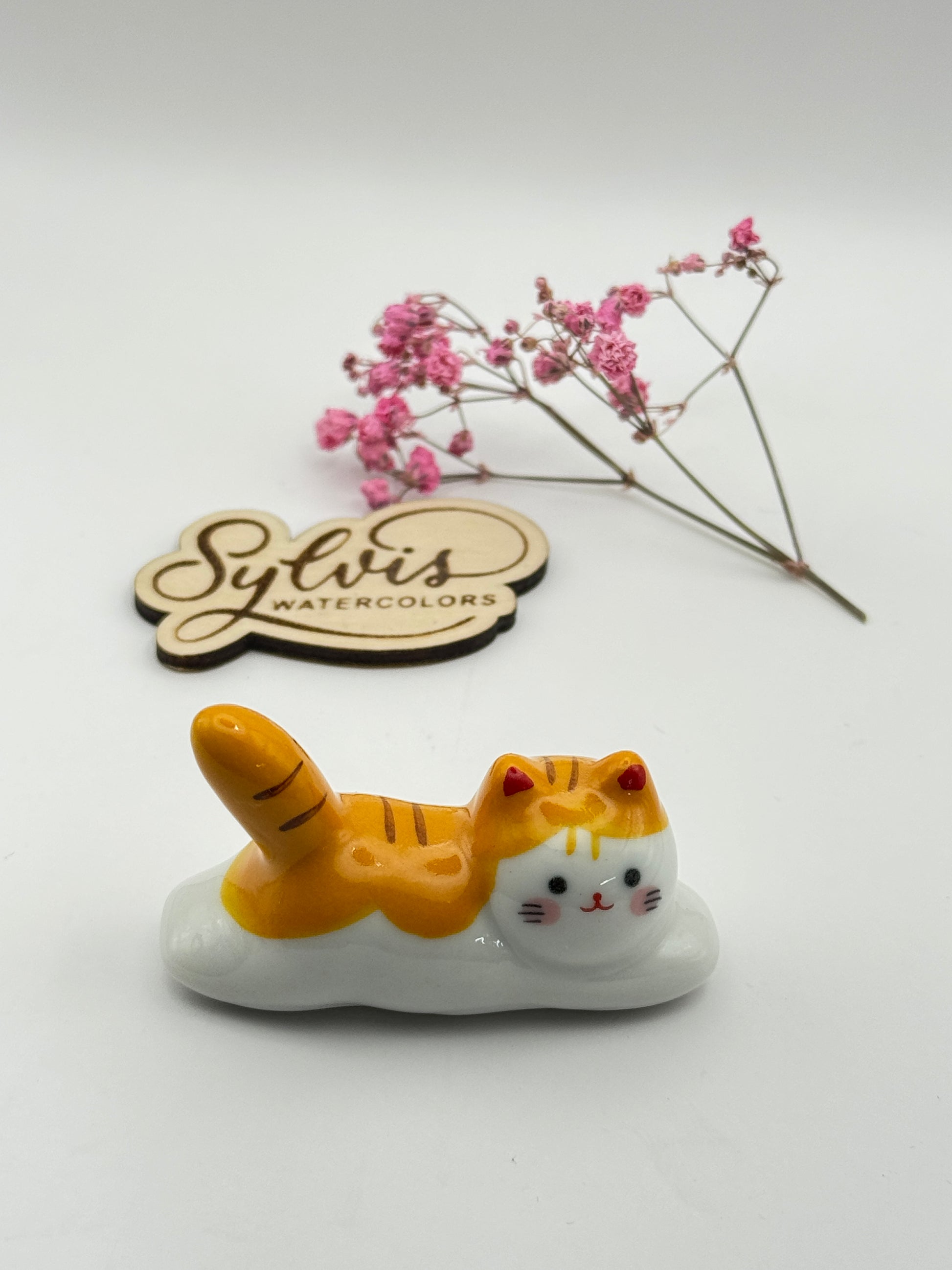 Pinselablage niedliche rote Katze Kawai Seitenansicht mit Holzlogo Sylvis Watercolors als Deko