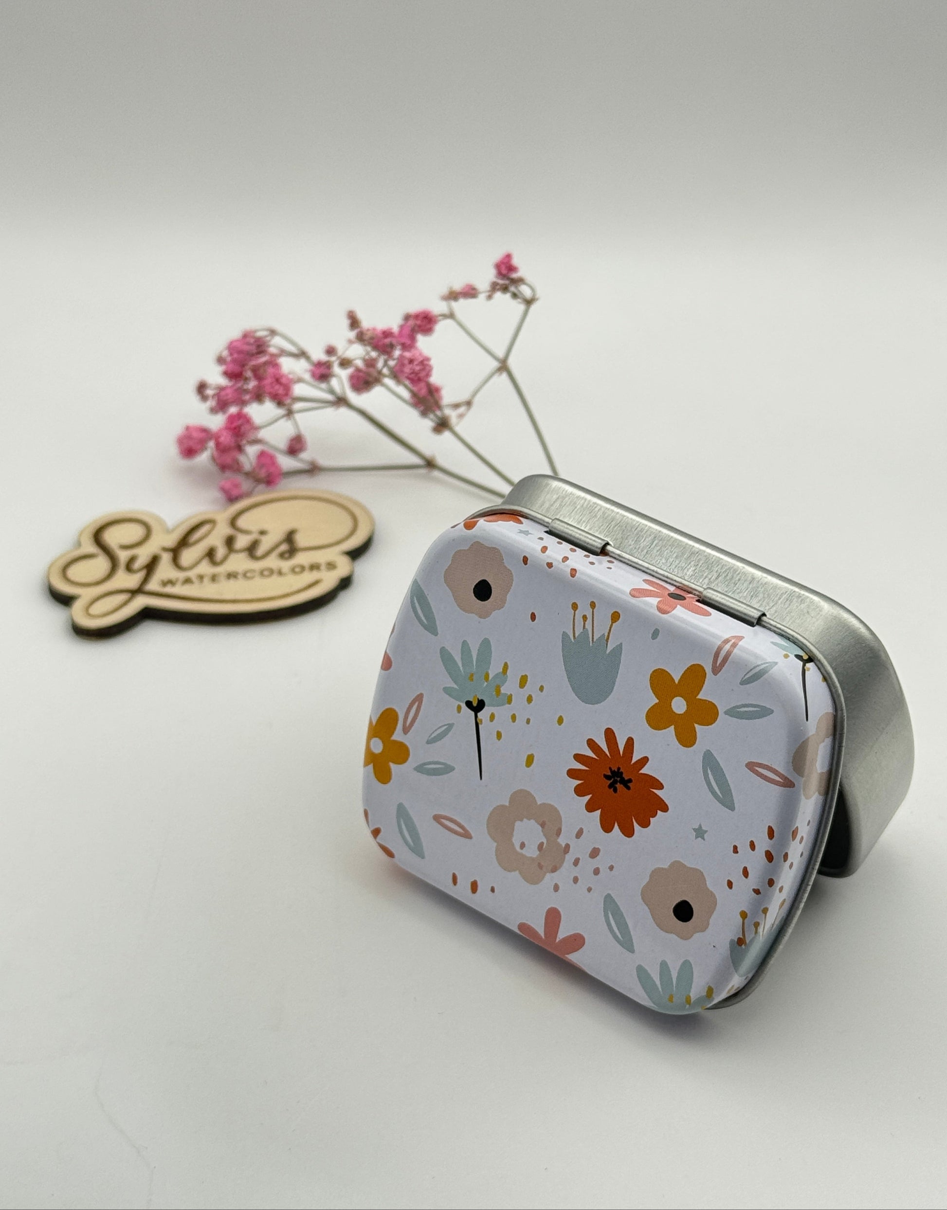 kleine Weißblechdose mit silbernem Unterteil und weißlackiertem Deckel mit  Blumenmuster in gedeckten vintage Farben