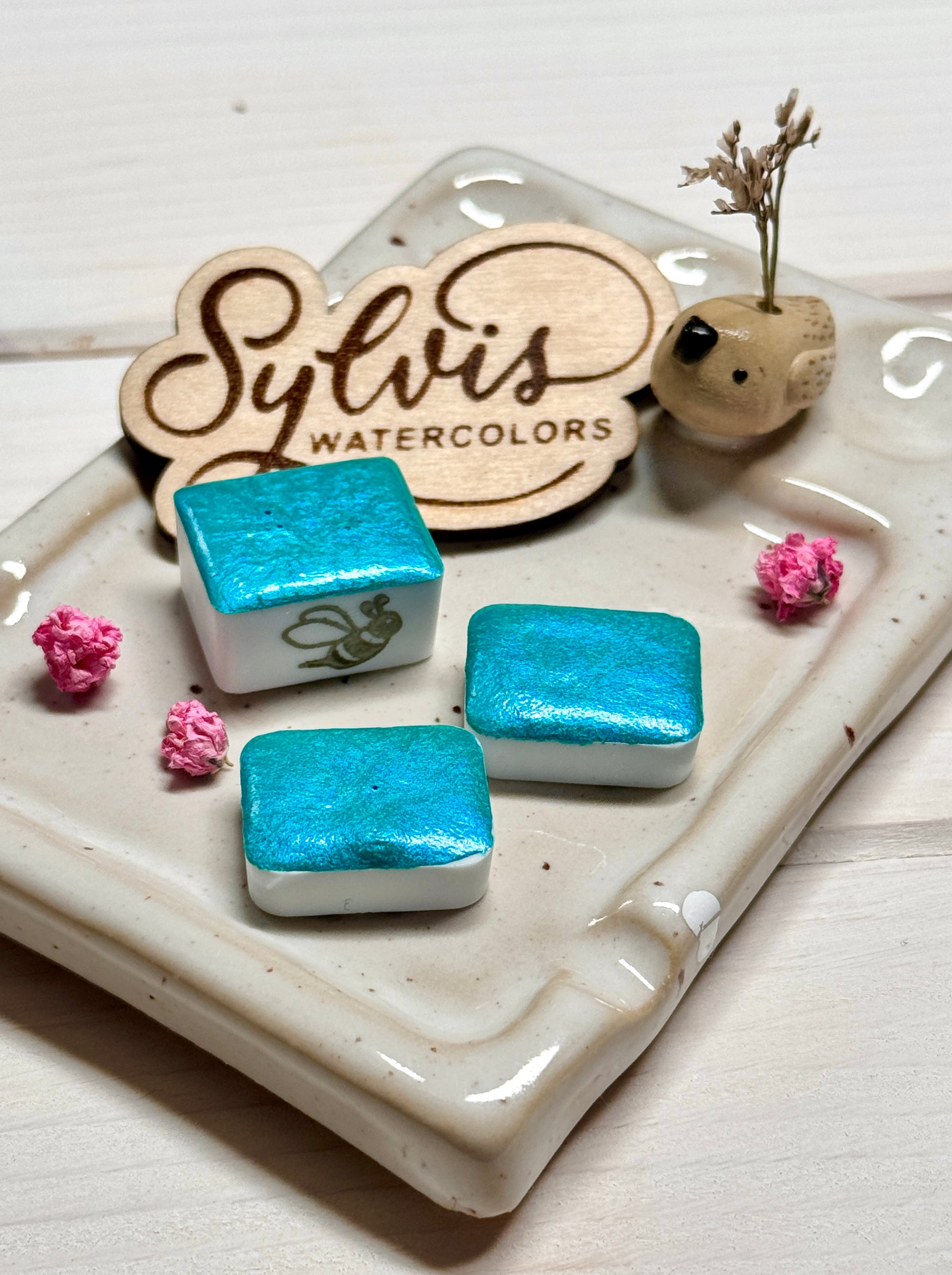 Steingutpalette als Deko mit zwei viertel Näpfchen Sea Sparkle und in zweiter Reihe ein halbes Näpfchen Sea Sparkle 