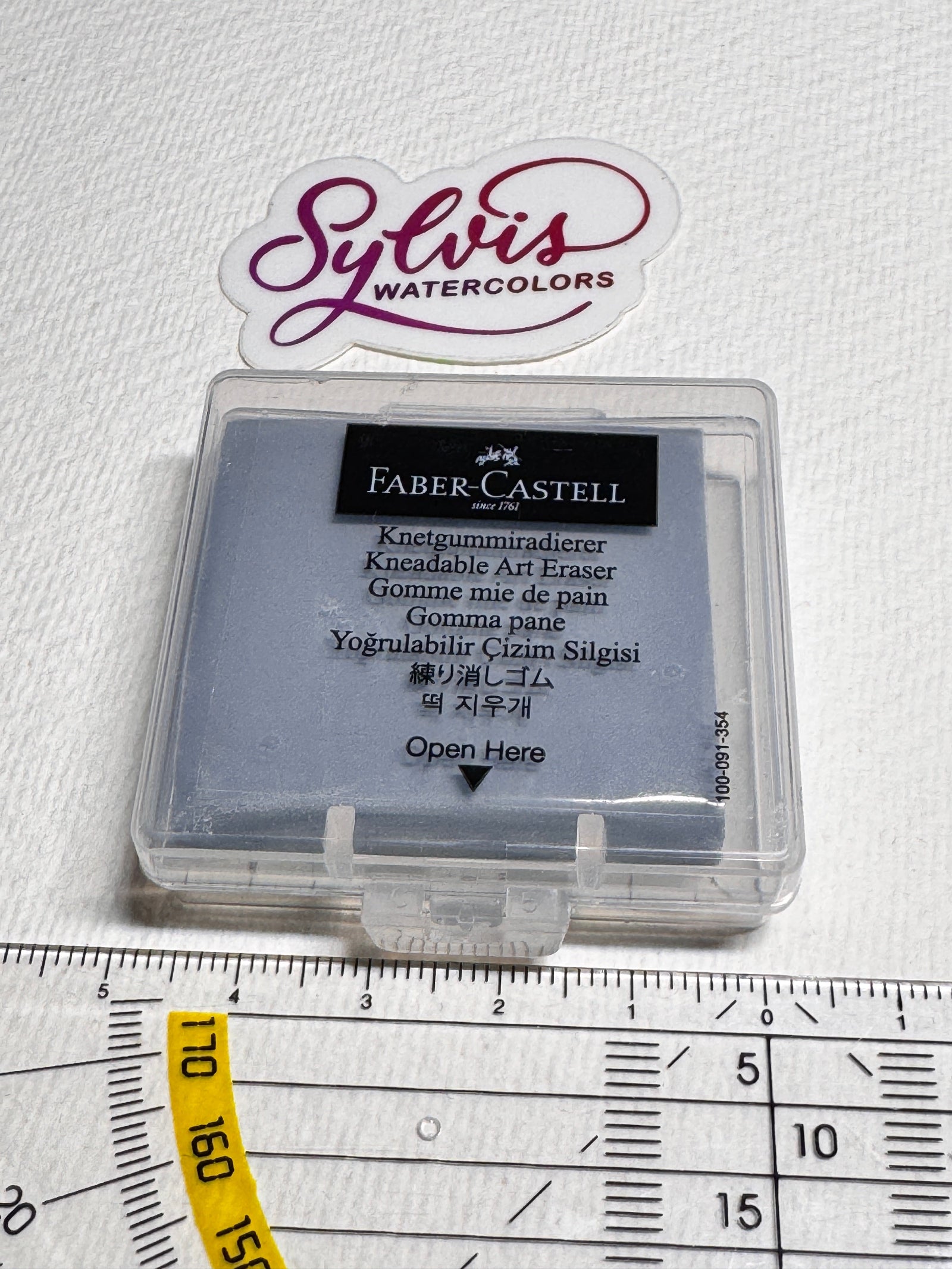 Faber-Castell Knetgummiradierer in Plastikbox, Farbe grau, Draufsicht mit Geodreieck als Bezugsgröße