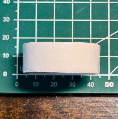 Rundes Keramiknäpfchen hochkant auf grüner Schneidematte mit Zentimetereinteilung zum Darstellen der Abmaße