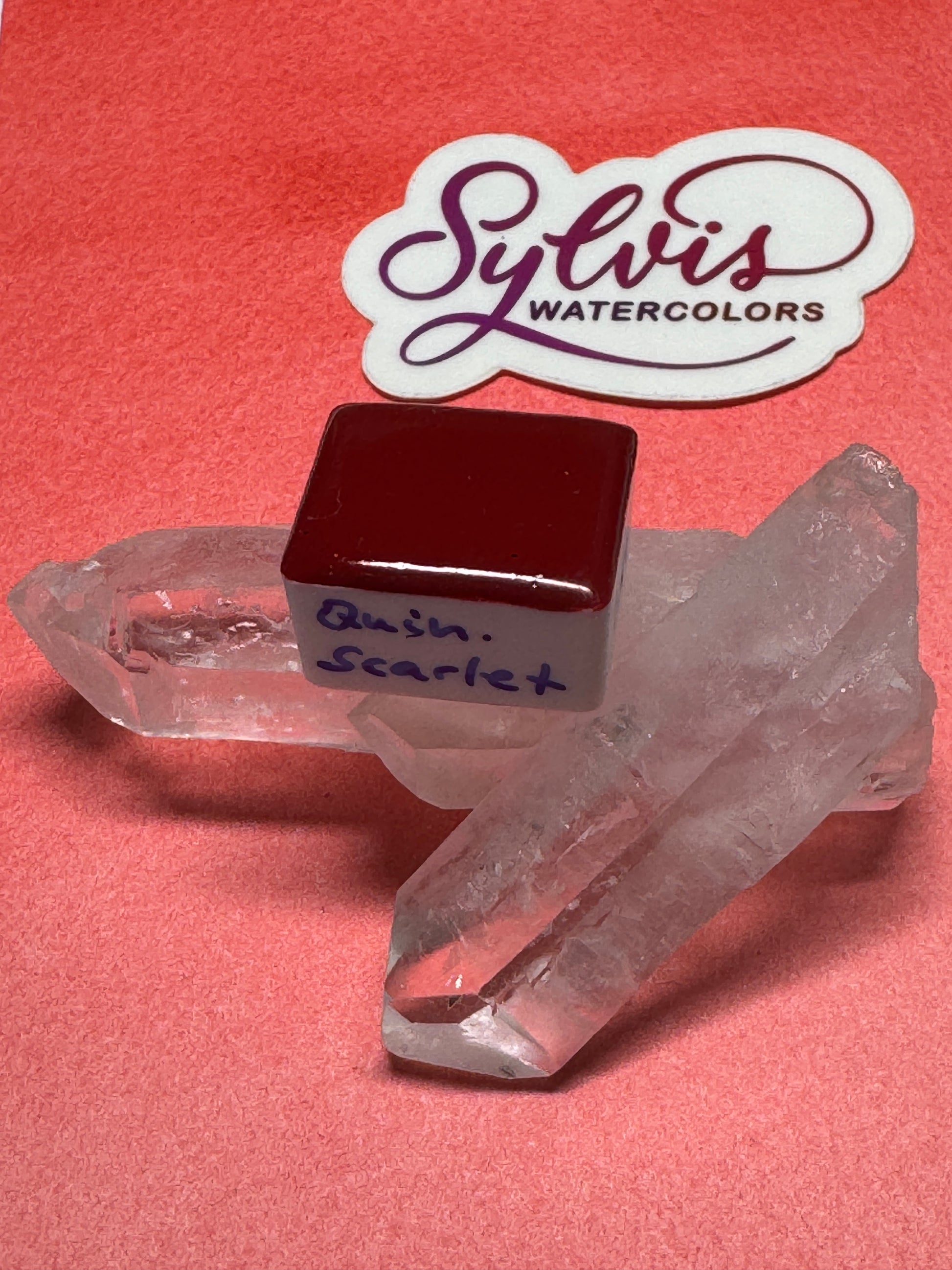 Halbes Näpfchen Quinacrione Scarlet auf Bergkristall dekoriert mit SylvisWatercolor Logo im Hintergrund