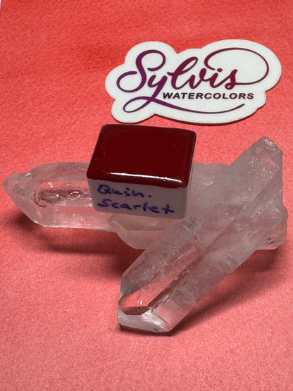 Halbes Näpfchen Quinacrione Scarlet auf Bergkristall dekoriert mit SylvisWatercolor Logo im Hintergrund