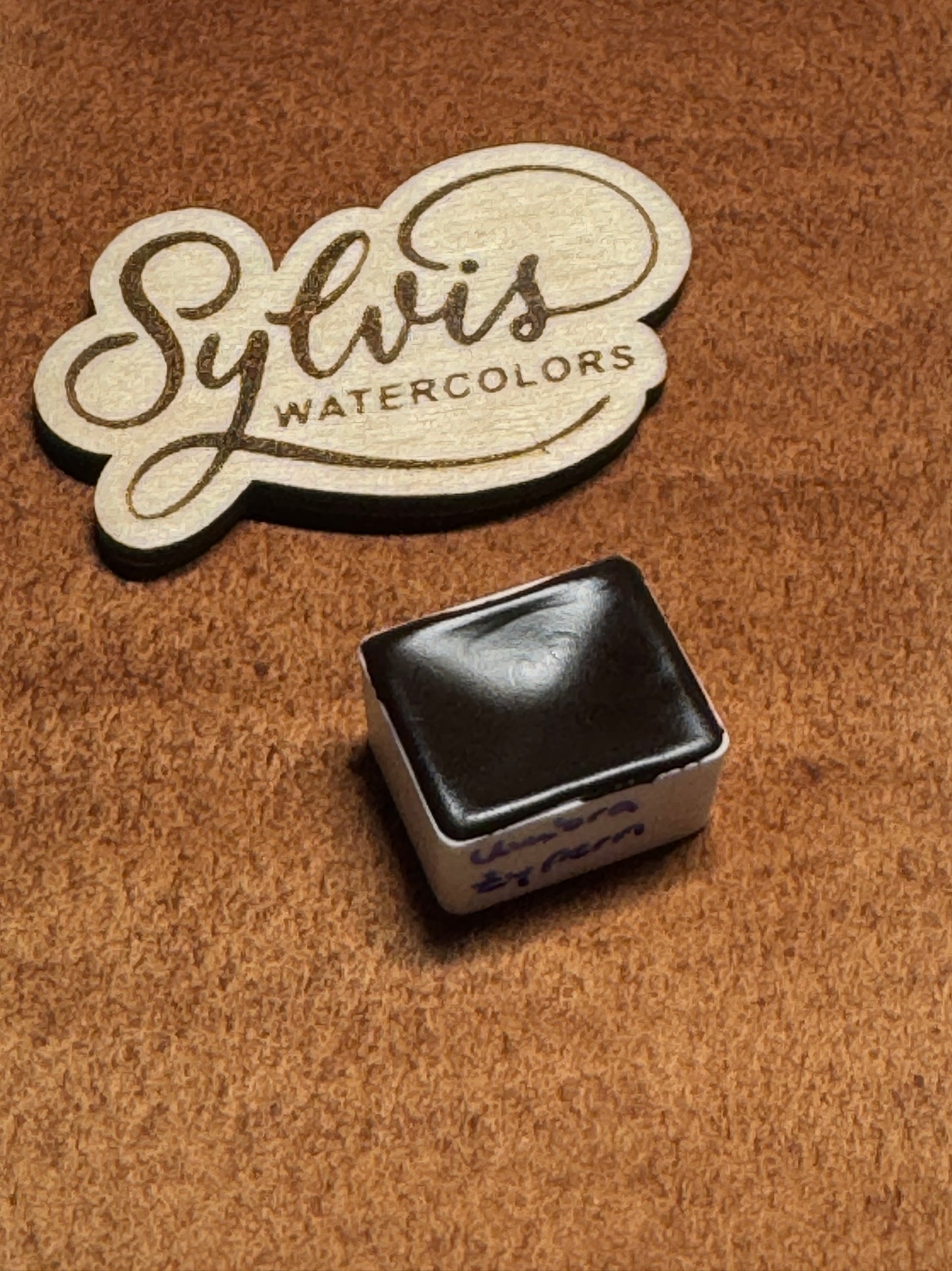 Aquarellfarbe Umbra Zypern im halben Näpfchen mit Holzlogo