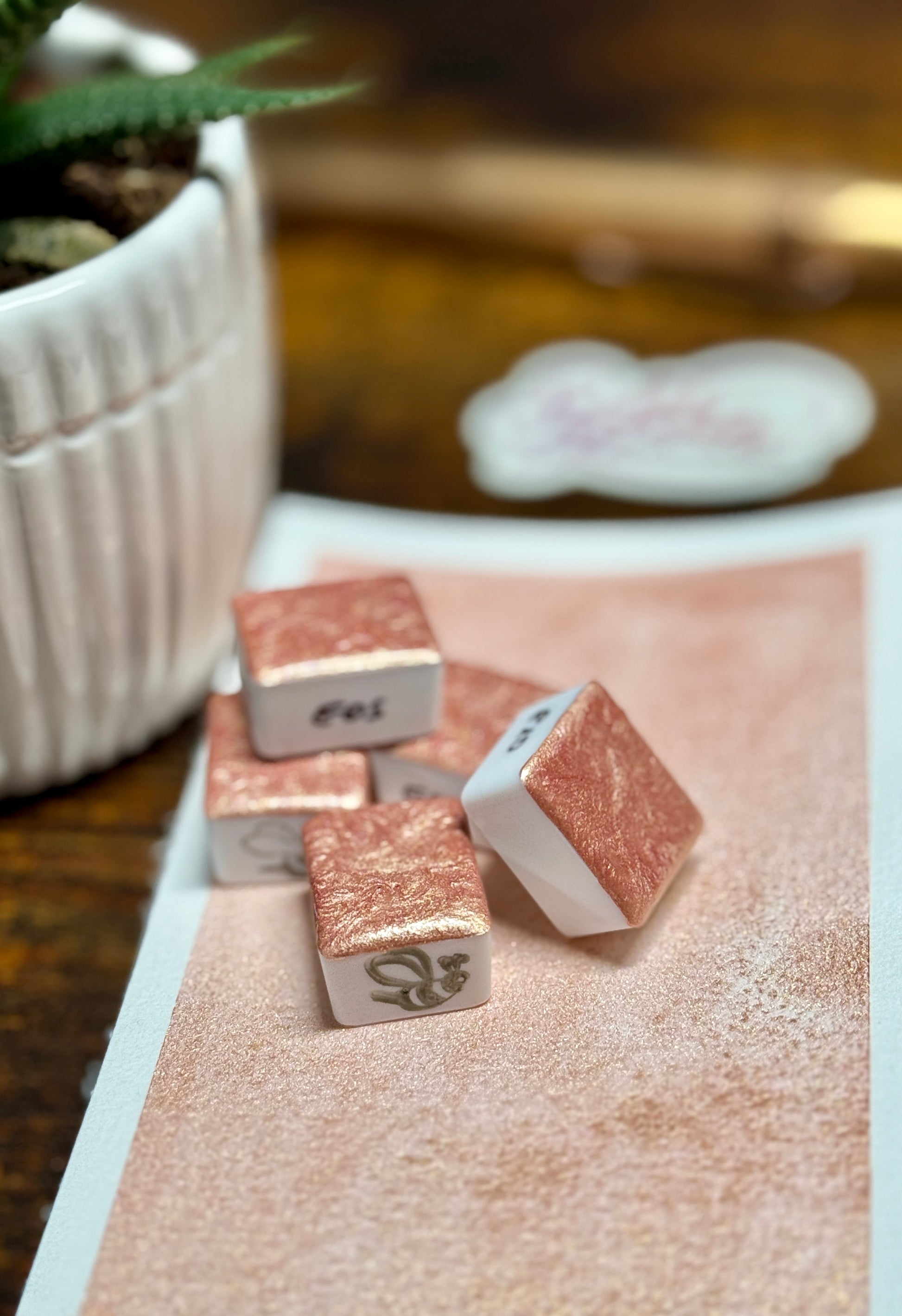 Mehrere halbe Näpfchen Farbe Eos auf Farbswatch dekorativ gezeigt