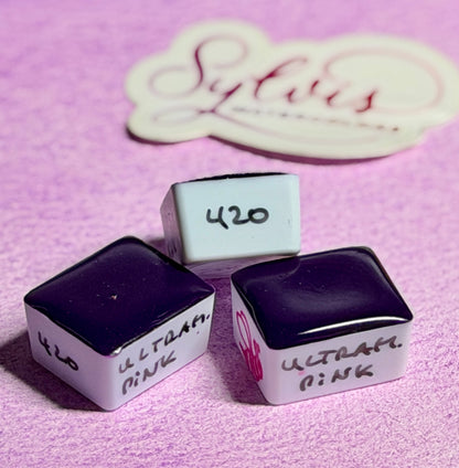 Halbe Näpfchen mit Ultramarine Pink im Hintergrund Sylvia Watercolors Logo