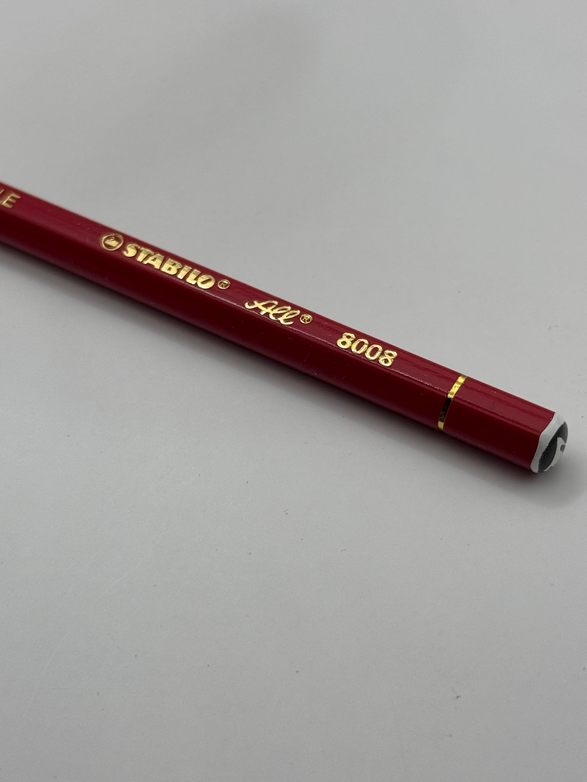 Detailaufnhame Stabilo All Graphitstift Endteil mit Beschriftung kleines Logo Stabilo All 8008