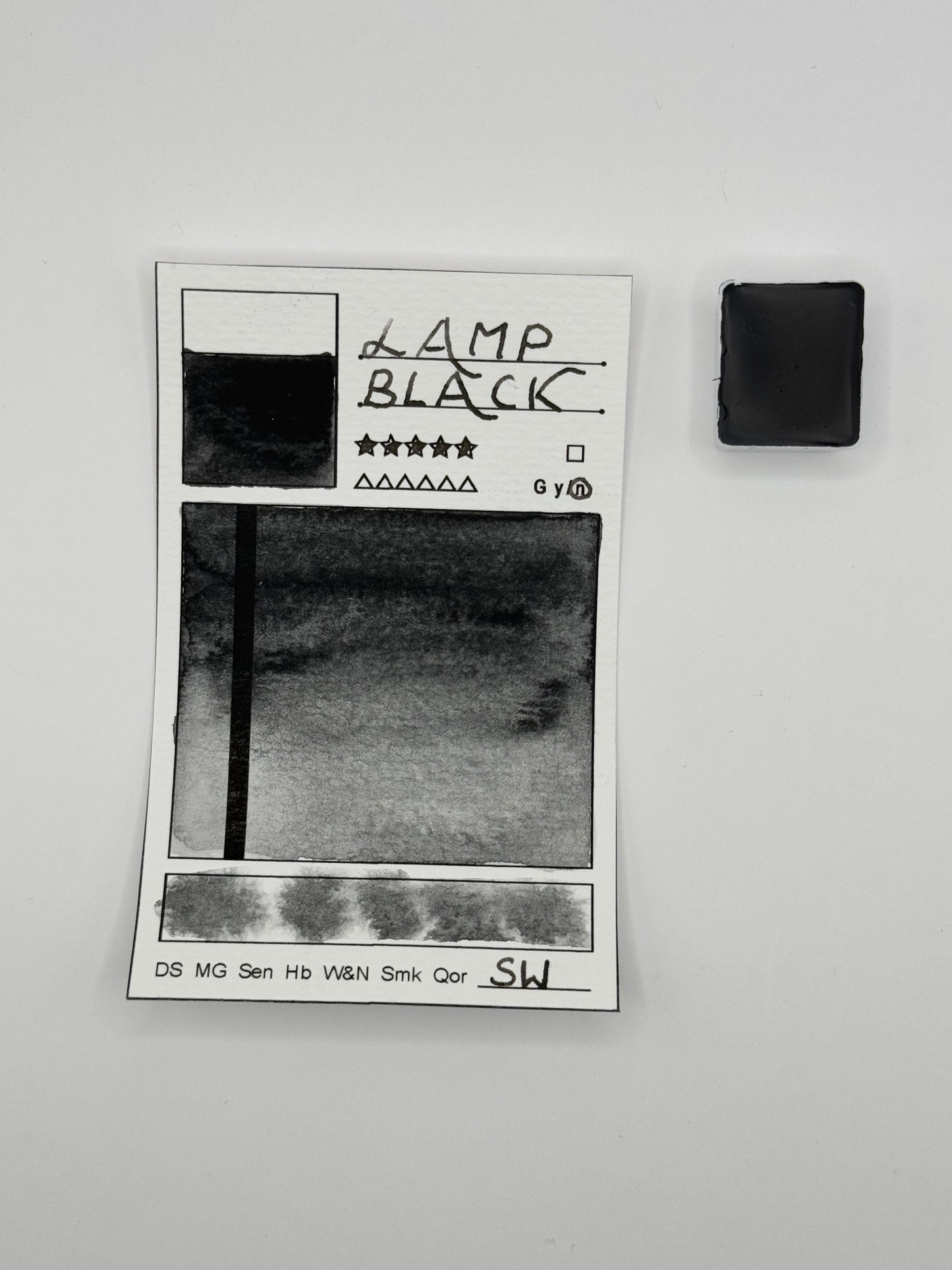 kleine Farbkarte Lampblack mit halbem Näpfchen – handgemachte Aquarellfarbe auf Aquarellpapier, höchste Lichtechtheit
