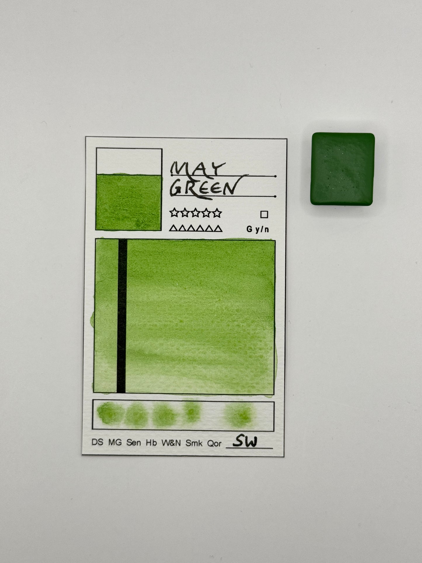kleine Farbkarte May Green mit halbem Näpfchen - handgemachte Aquarellfarbe auf Aquarellpapier, höchste bis sehr hohe Lichtechtheit