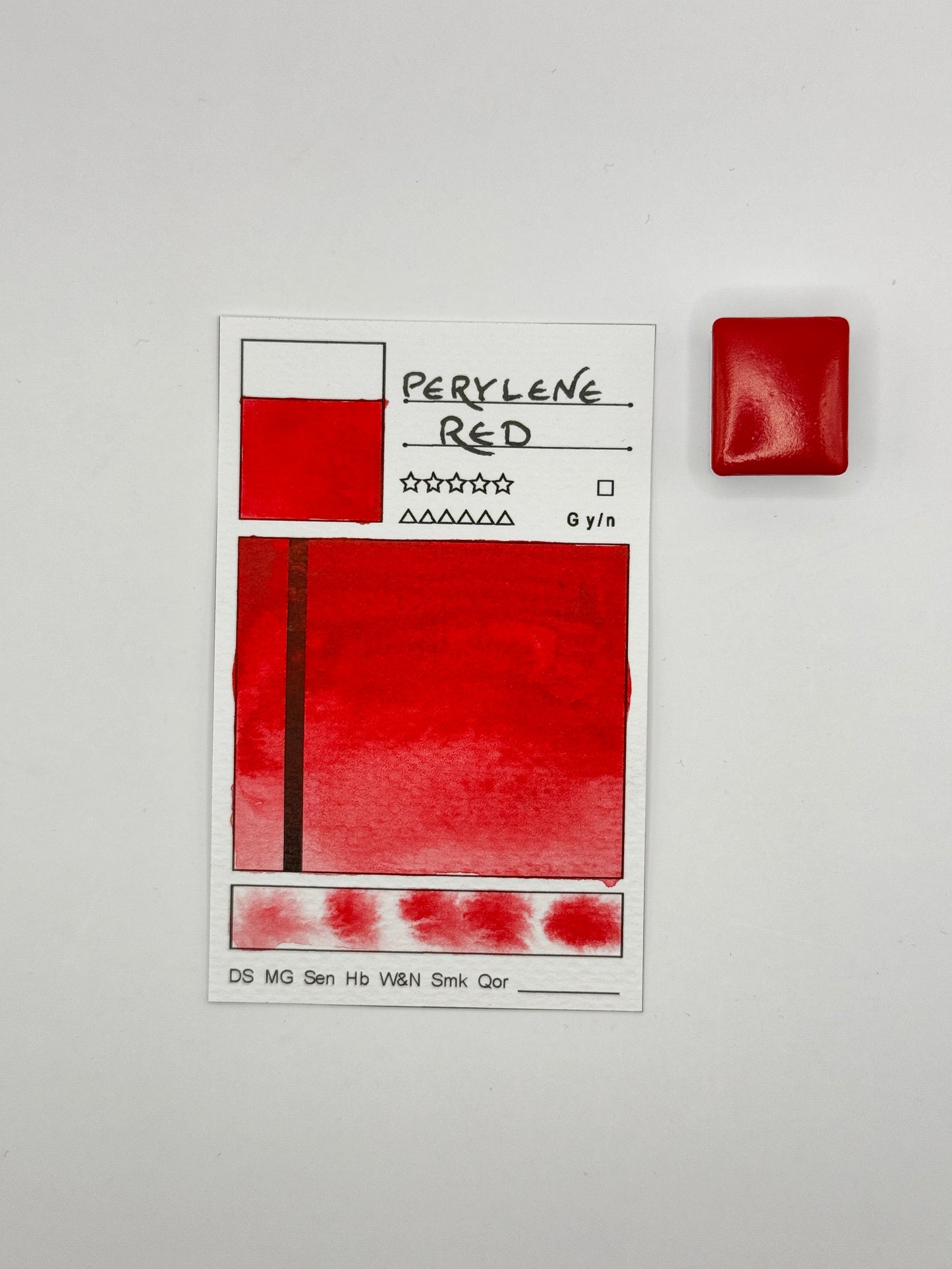 kleine Farbkarte Perylene Red mit halbem Näpfchen – handgemachte Aquarellfarbe auf Aquarellpapier, sehr hohe Lichtechtheit