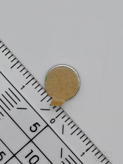 Einzelmagnet mit Geodreieck zum Größenvergleich