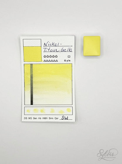 kleine Farbkarte Nickel Titanium Yellow mit halbem Näpfchen – handgemachte Aquarellfarbe auf Aquarellpapier, höchste Lichtechtheit