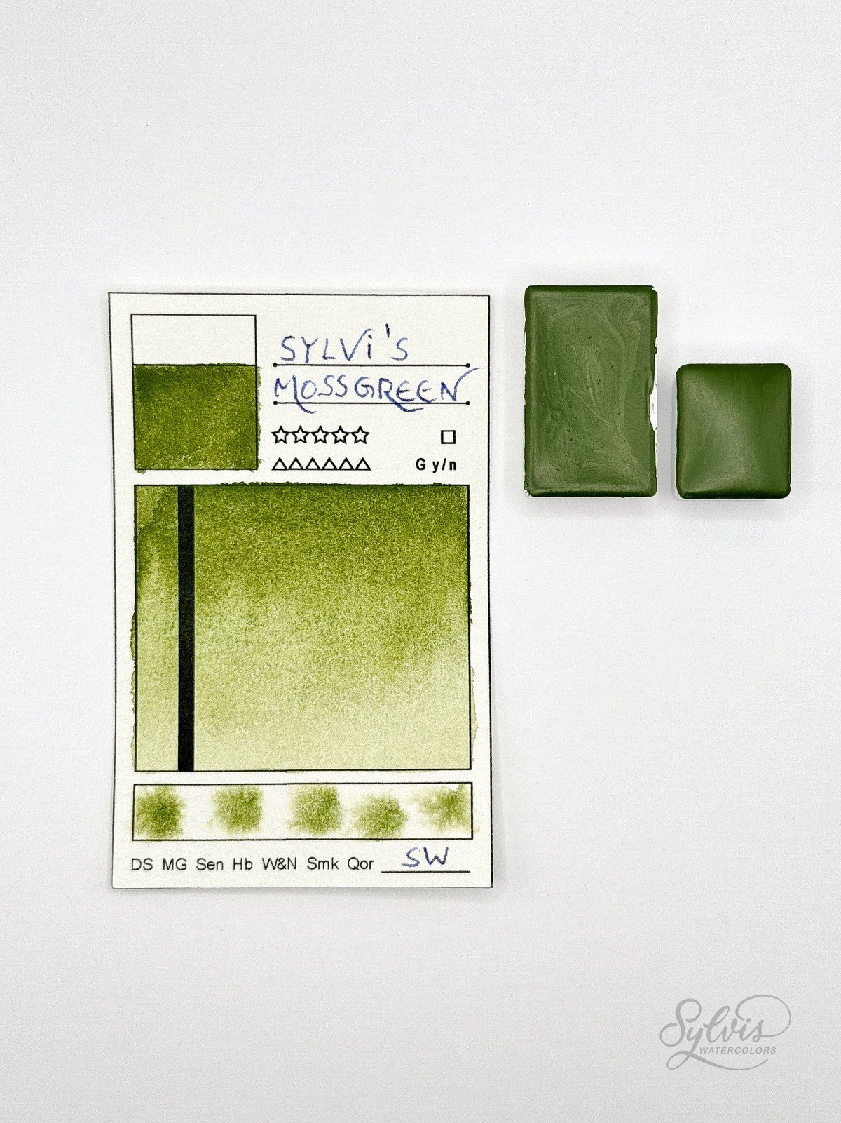 kleine Farbkarte Sylvi's Mossgreen mit einem ganzen und einem halben Näpfchen – handgemachte Aquarellfarbe auf Aquarellpapier, höchste Lichtechtheit