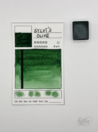 kleine Farbkarte Sylvi's Olive mit halbem Näpfchen – handgemachte Aquarellfarbe auf Aquarellpapier, höchste Lichtechtheit