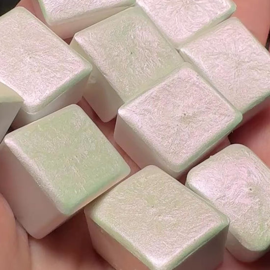 Videoclip zeigt mehrere halbe Näpfchen Farbe Dragon in einer Hand, die sich bewegt, zeigt Colorshifteffekt 