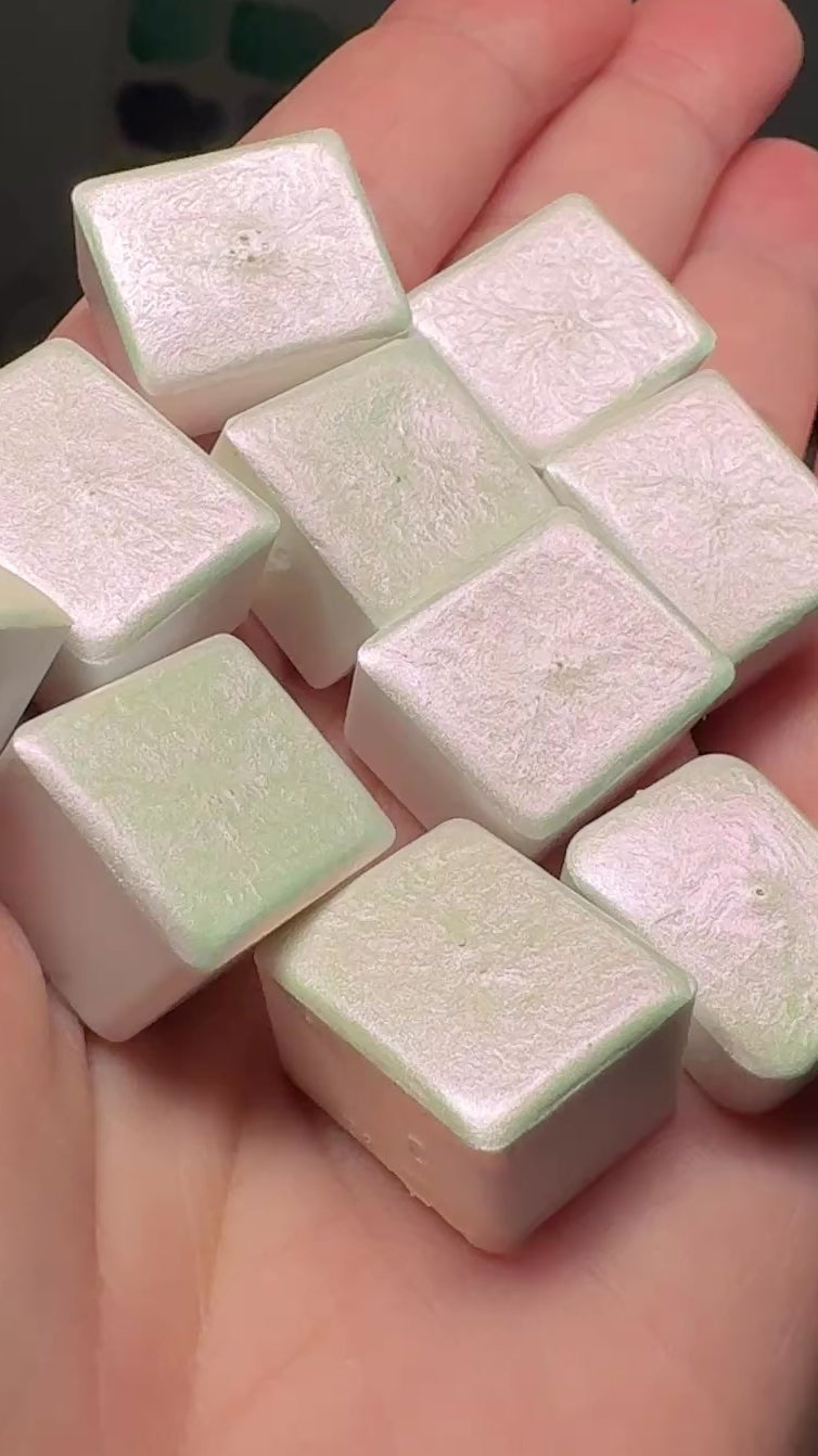 Videoclip zeigt mehrere halbe Näpfchen Farbe Dragon in einer Hand, die sich bewegt, zeigt Colorshifteffekt 