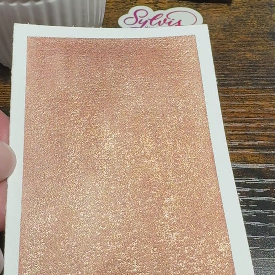 bewegtes Bild der Aquarellfarbe Goldmokka auf Aquarellpapier um Glitzereffekt zu zeigen
