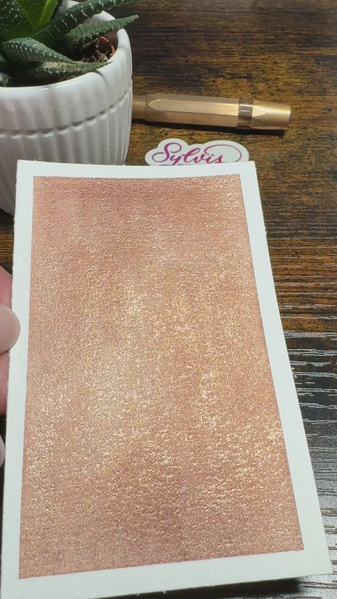 bewegtes Bild der Aquarellfarbe Goldmokka auf Aquarellpapier um Glitzereffekt zu zeigen